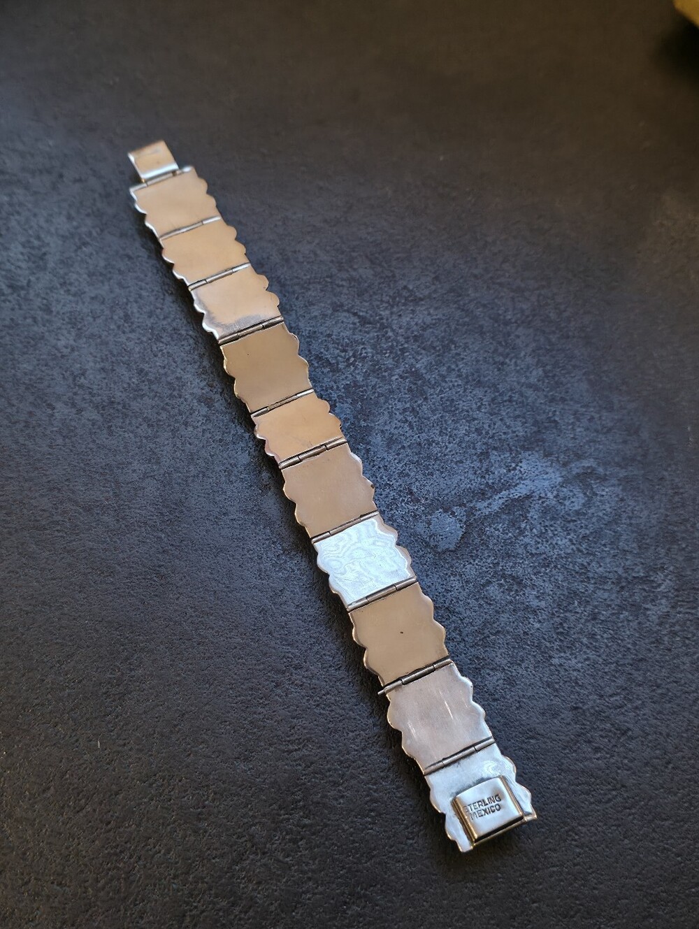 Mexico sterling silver carved green Onyx hinged panel bracelet. - Picture 3 of 4